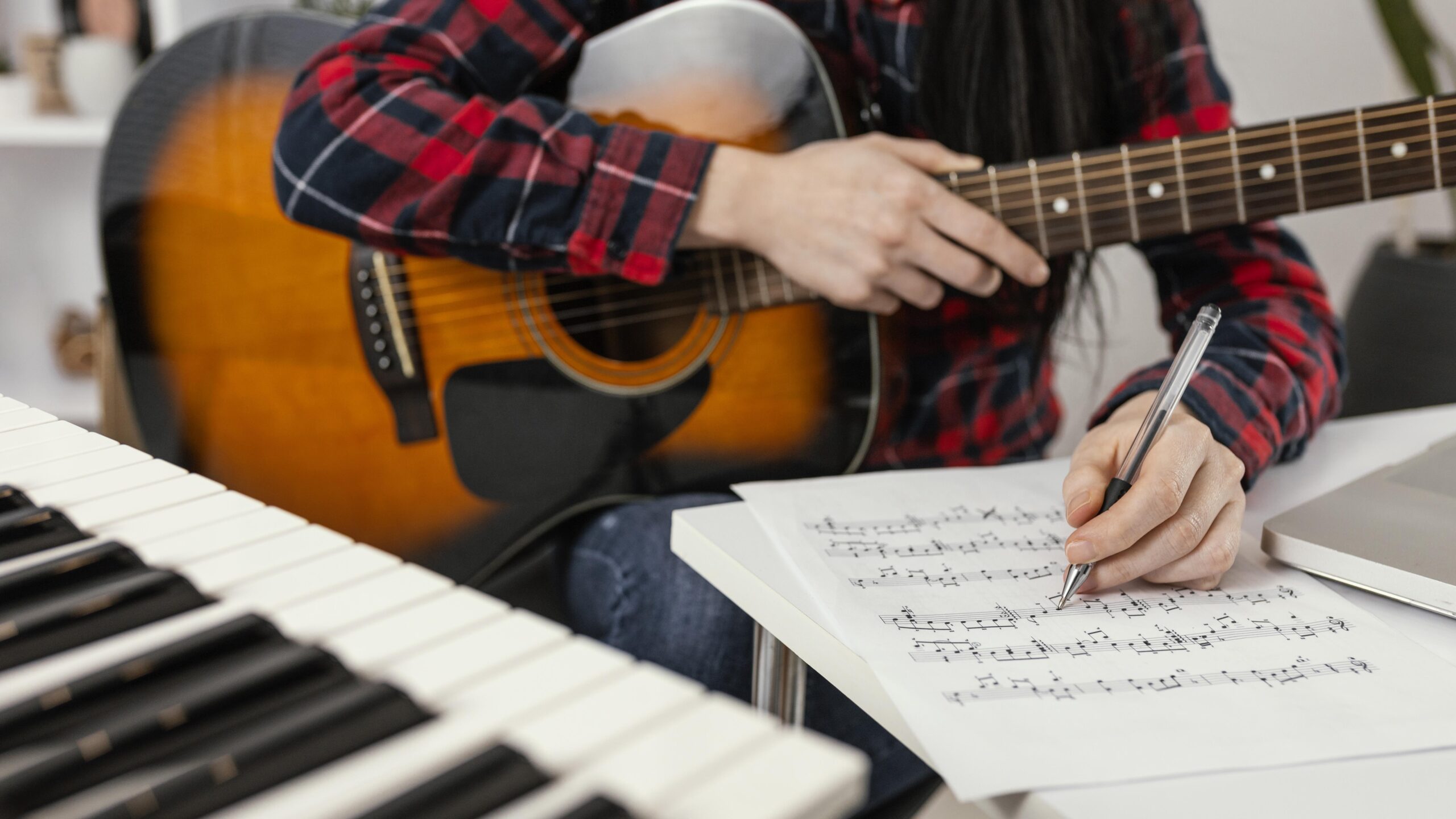 mano-de-primer-plano-escribiendo-una-cancion